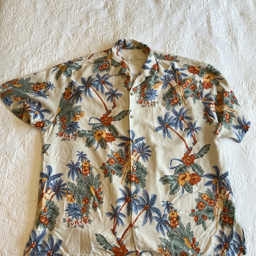 Short sleeve Tommy Bahama shirt- perfect for your next beach vacation! Size XXL